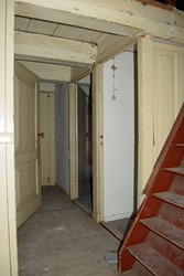 <p>Overzicht van de indeling op de verdieping van het voorhuis. De kamers zijn nog voorzien van 19e-eeuwse paneeldeuren. Rechts de zoldertrap. </p>
